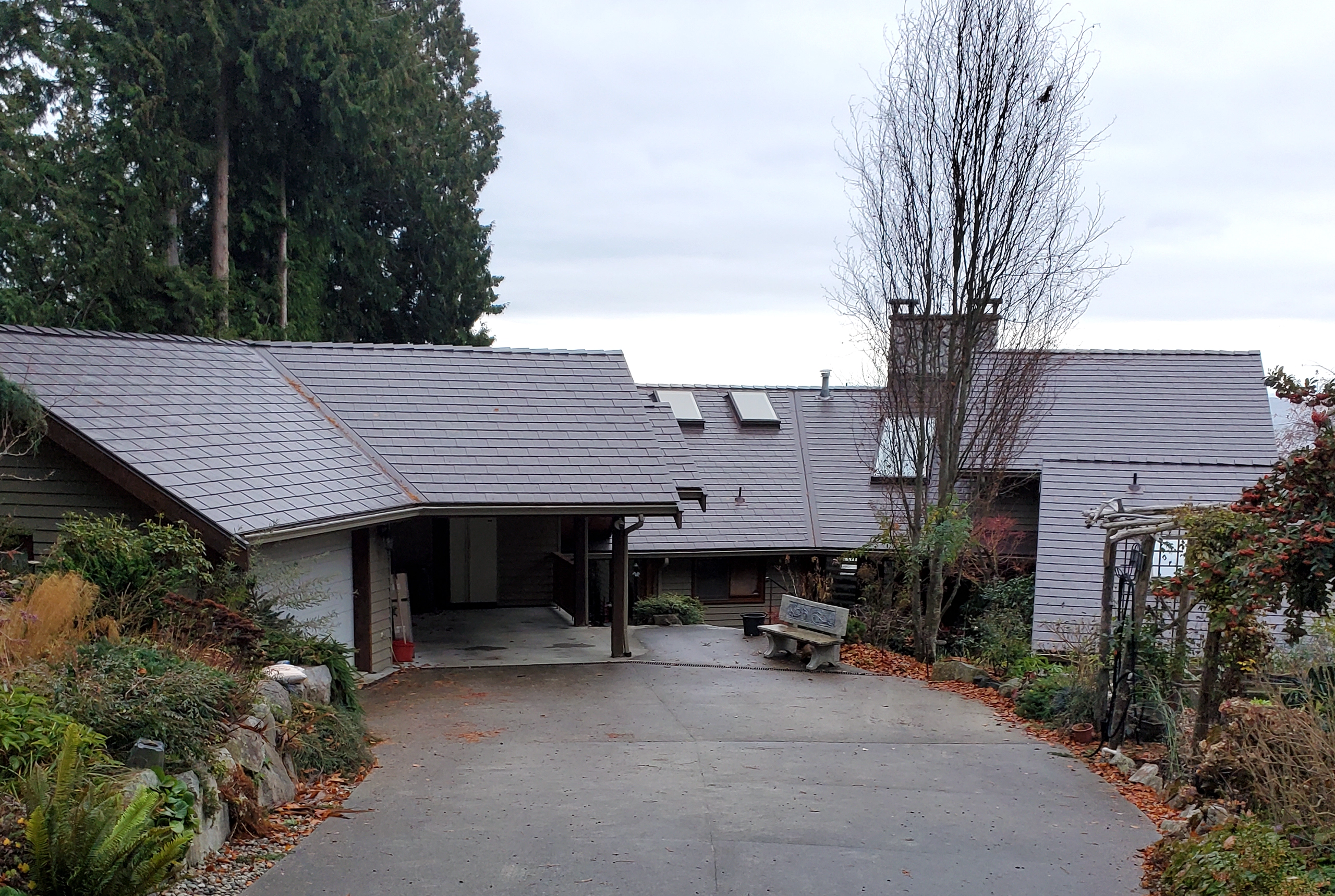 Interlock® Aluminum Slate Metal Roofing in Tudor Brown – Roberts Creek, BC