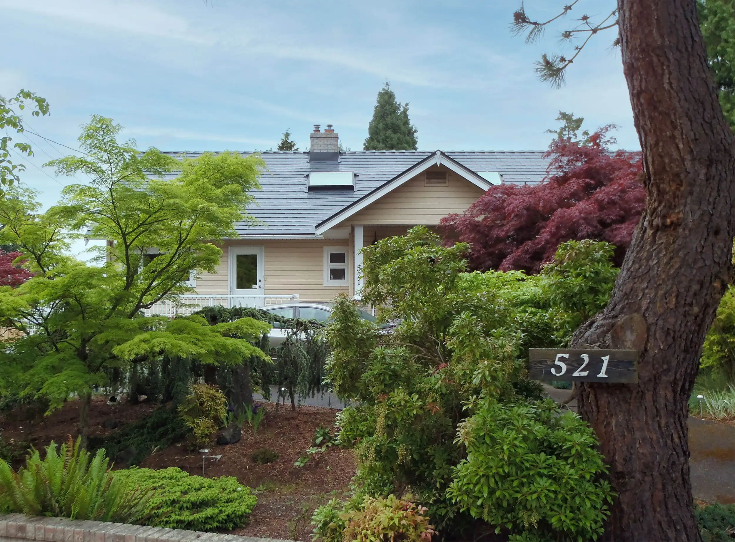 Interlock® Aluminum Slate Metal Roofing in Deep Charcoal – Qualicum Beach, BC