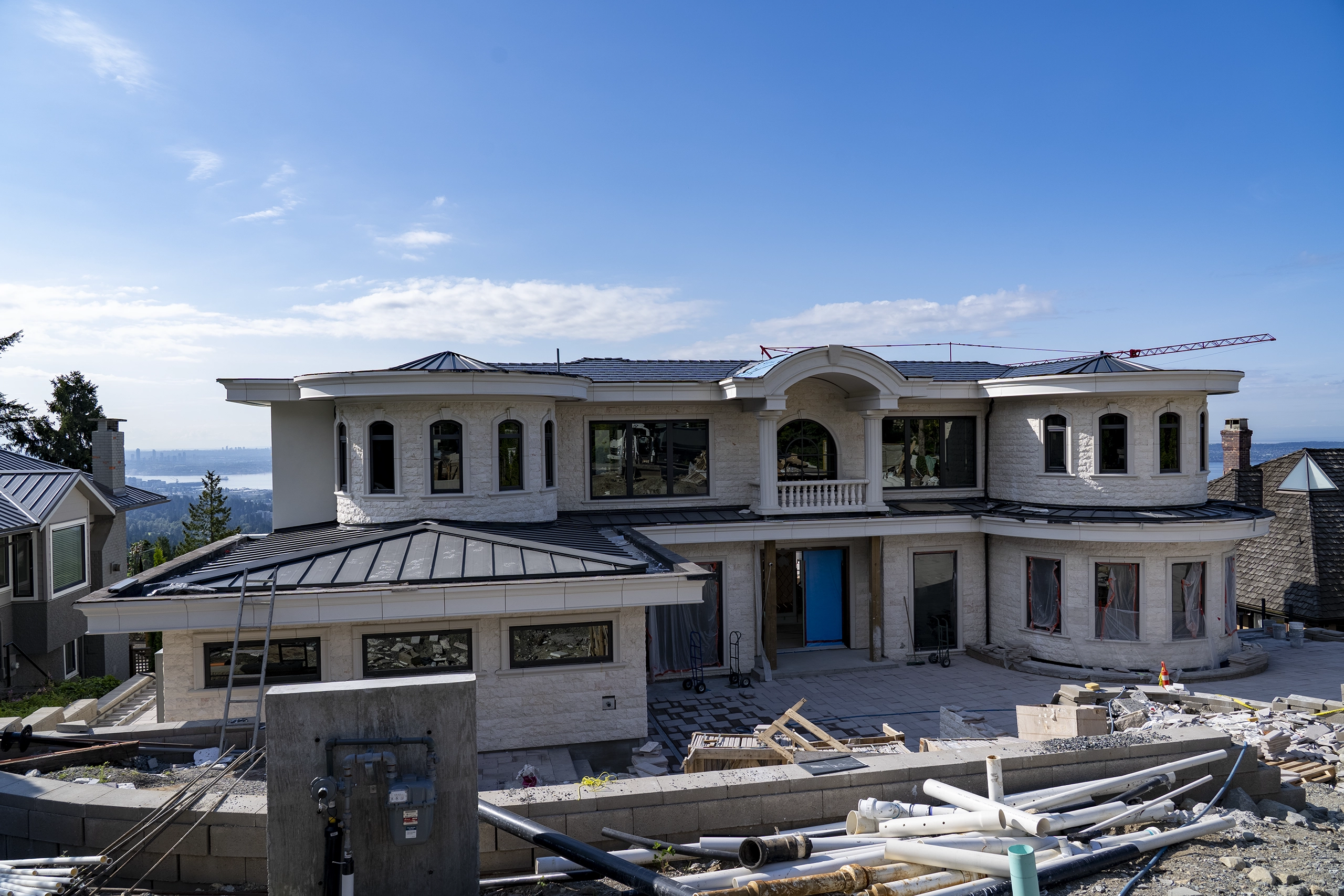 Interlock® Aluminum Slate, Standing Seam Metal Roofing in Deep Charcoal – West Vancouver, BC