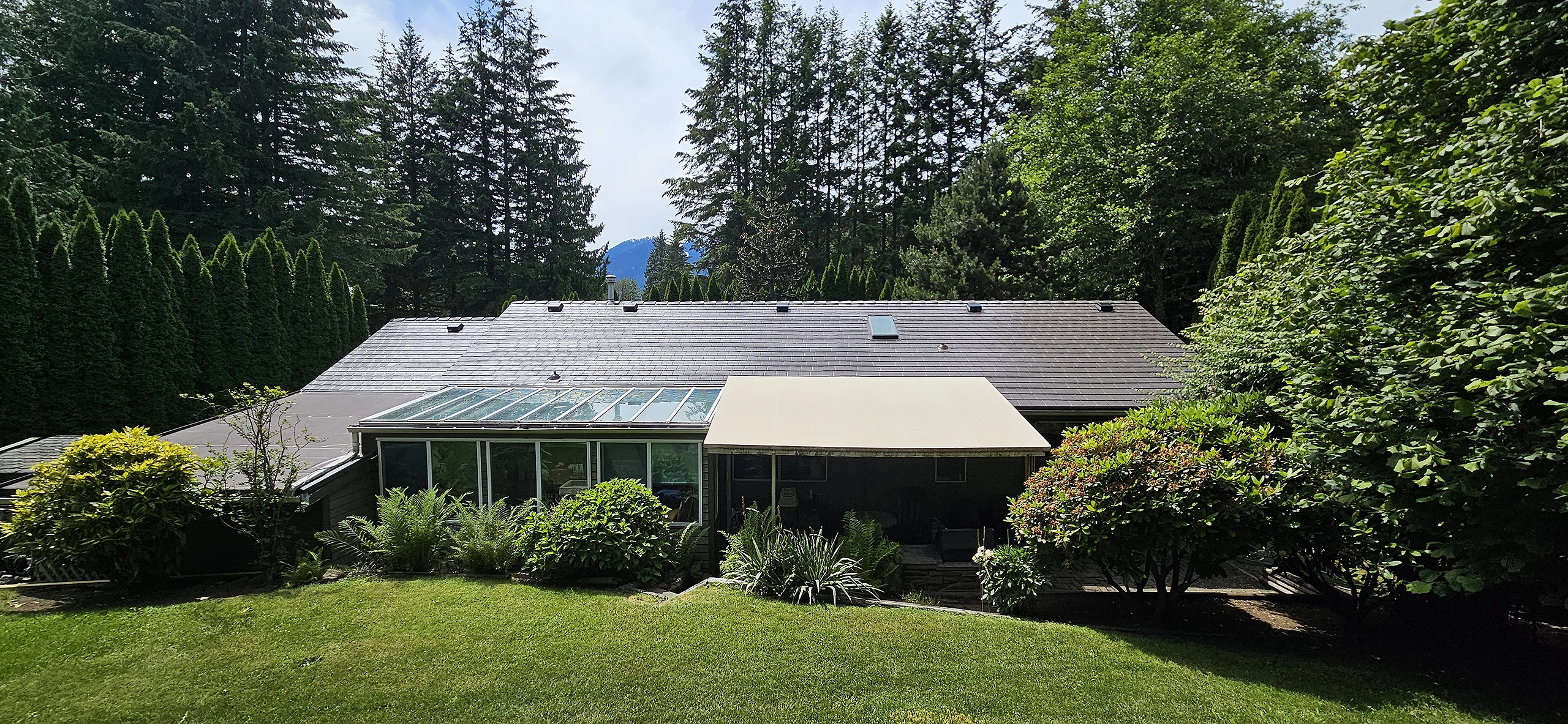 Interlock® Aluminum Slate Metal Roofing in Tudor Brown – Squamish, BC