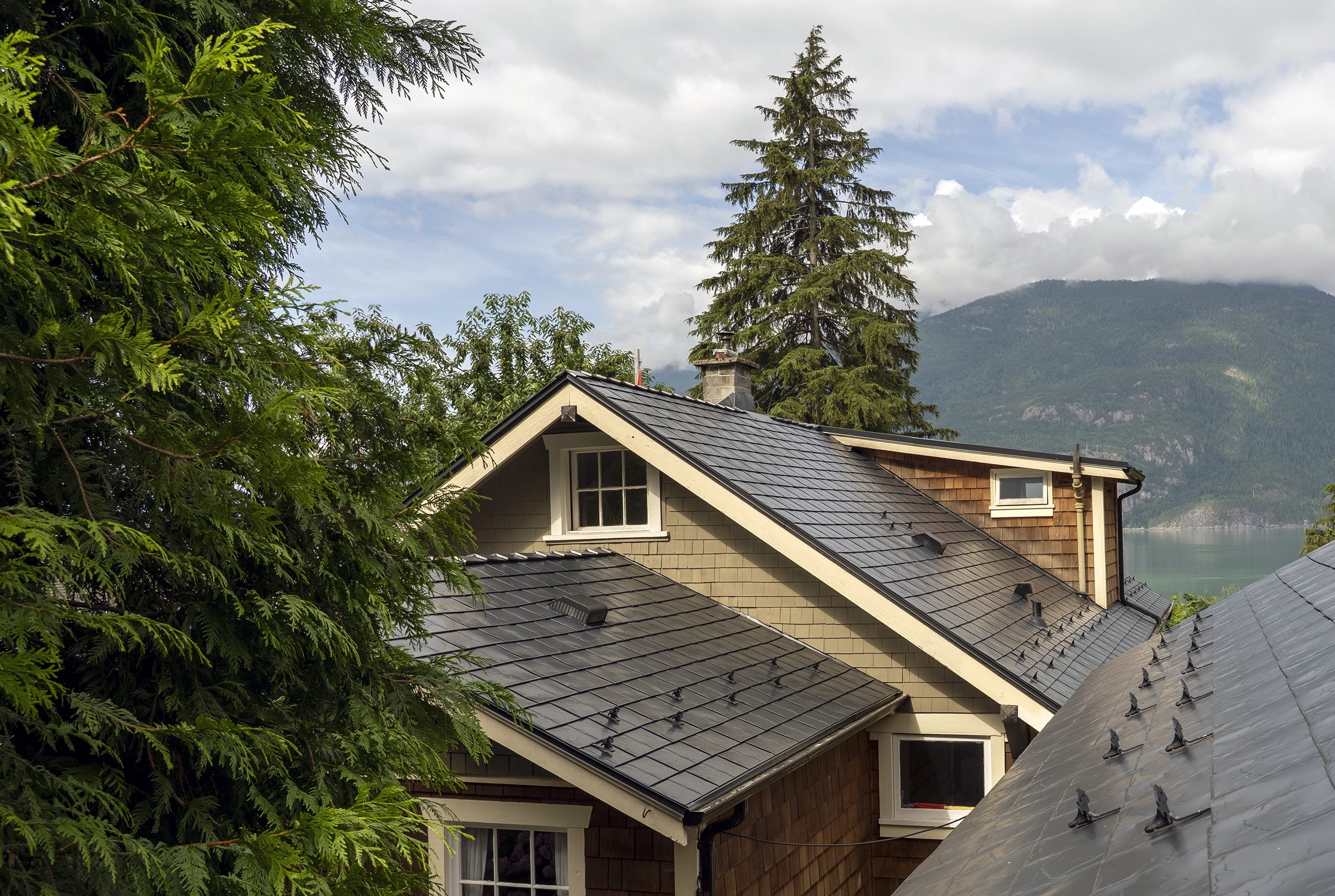 Interlock® Aluminum Slate Metal Roofing in Black – Britannia Beach, BC