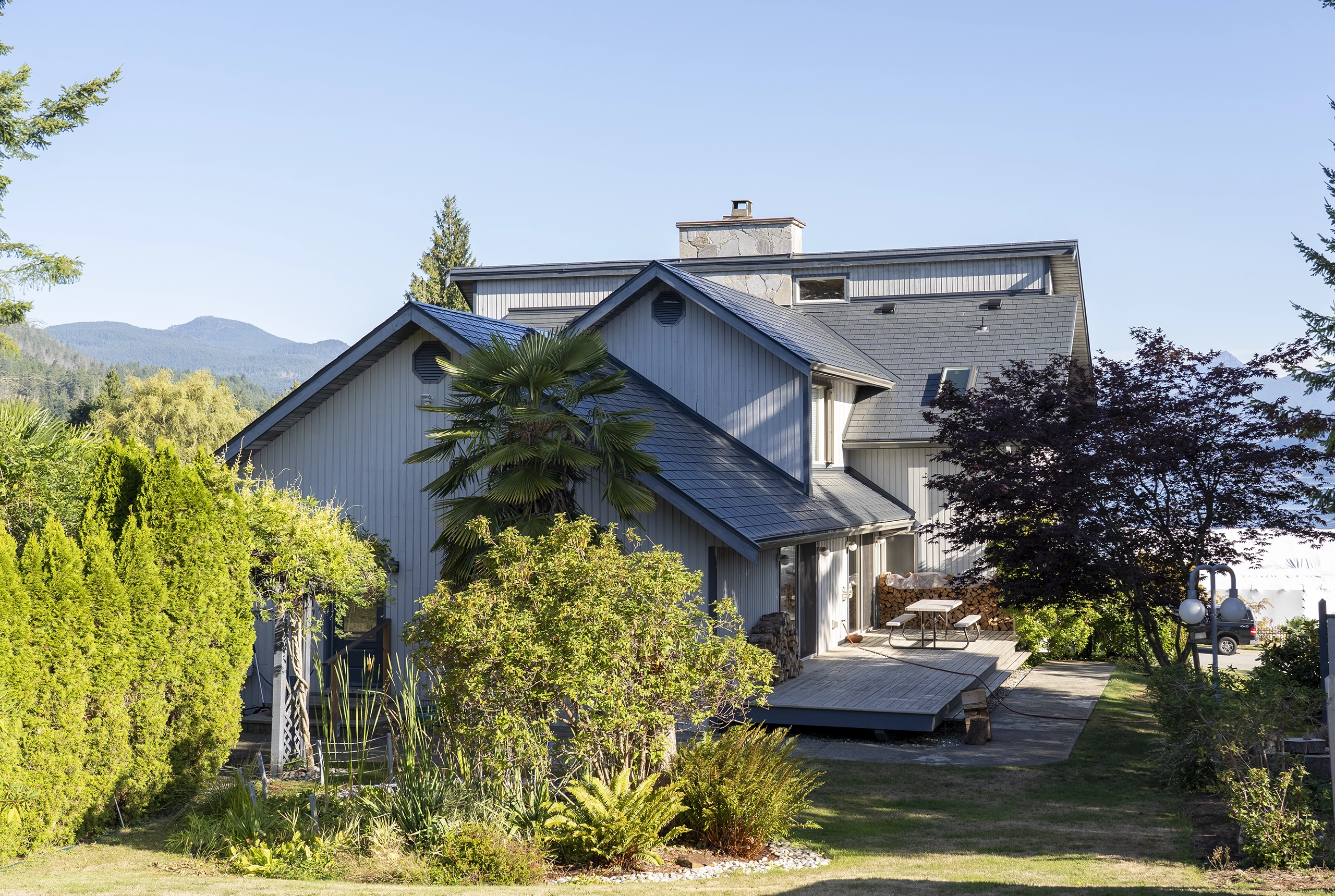 Interlock® Aluminum Slate Metal Roofing in Deep Charcoal – Sechelt, BC