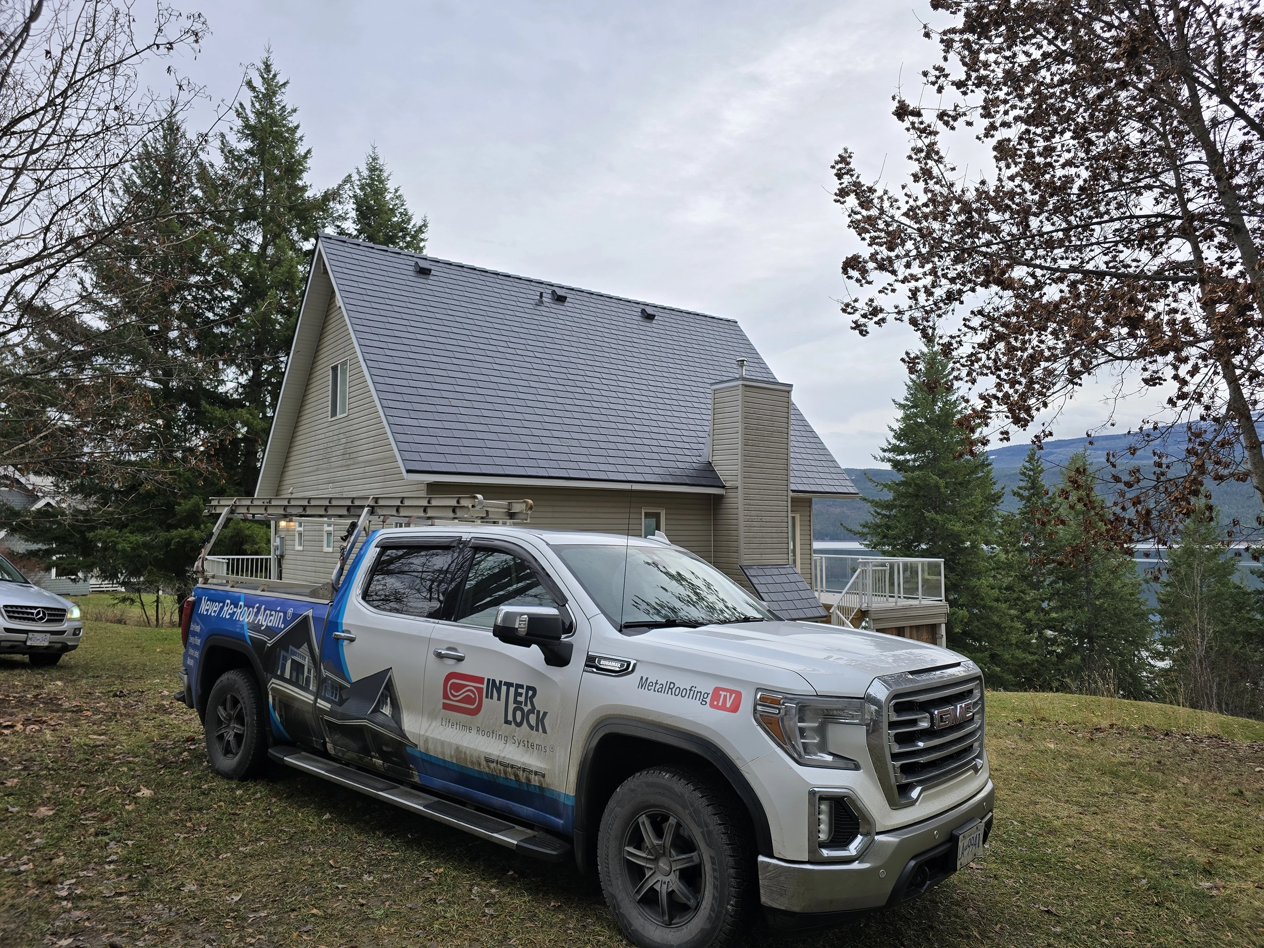 Interlock® Aluminum Slate Metal Roofing in Deep Charcoal – Anglemont, BC