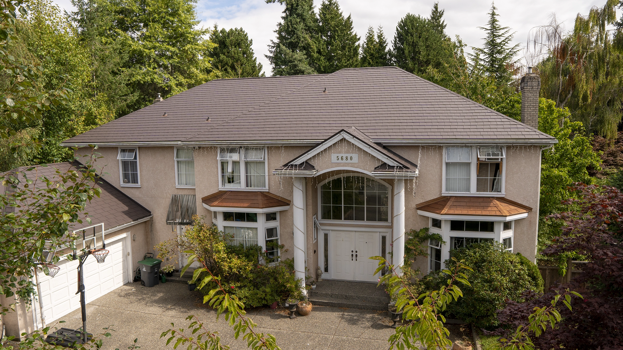 Interlock® Aluminum Slate Metal Roofing in Tudor Brown – Surrey, BC