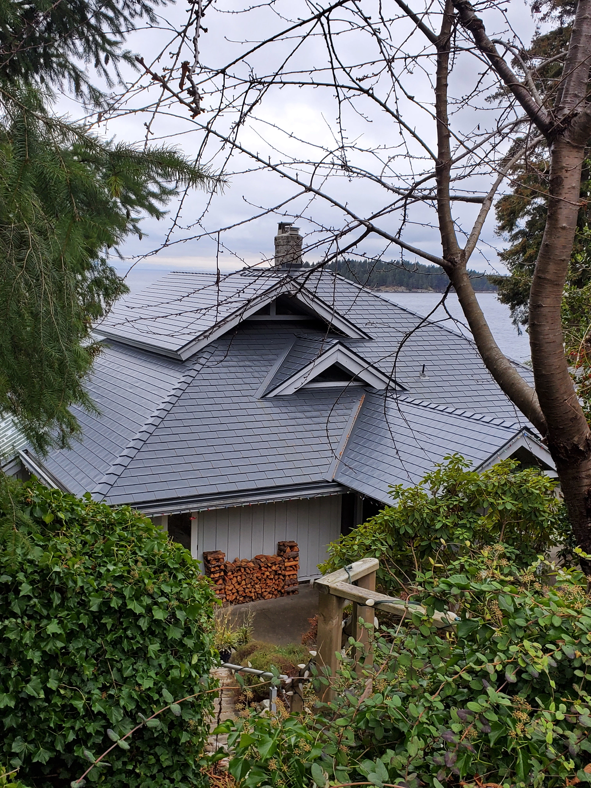 Interlock® Aluminum Slate Metal Roofing in Deep Charcoal – Sechelt, BC