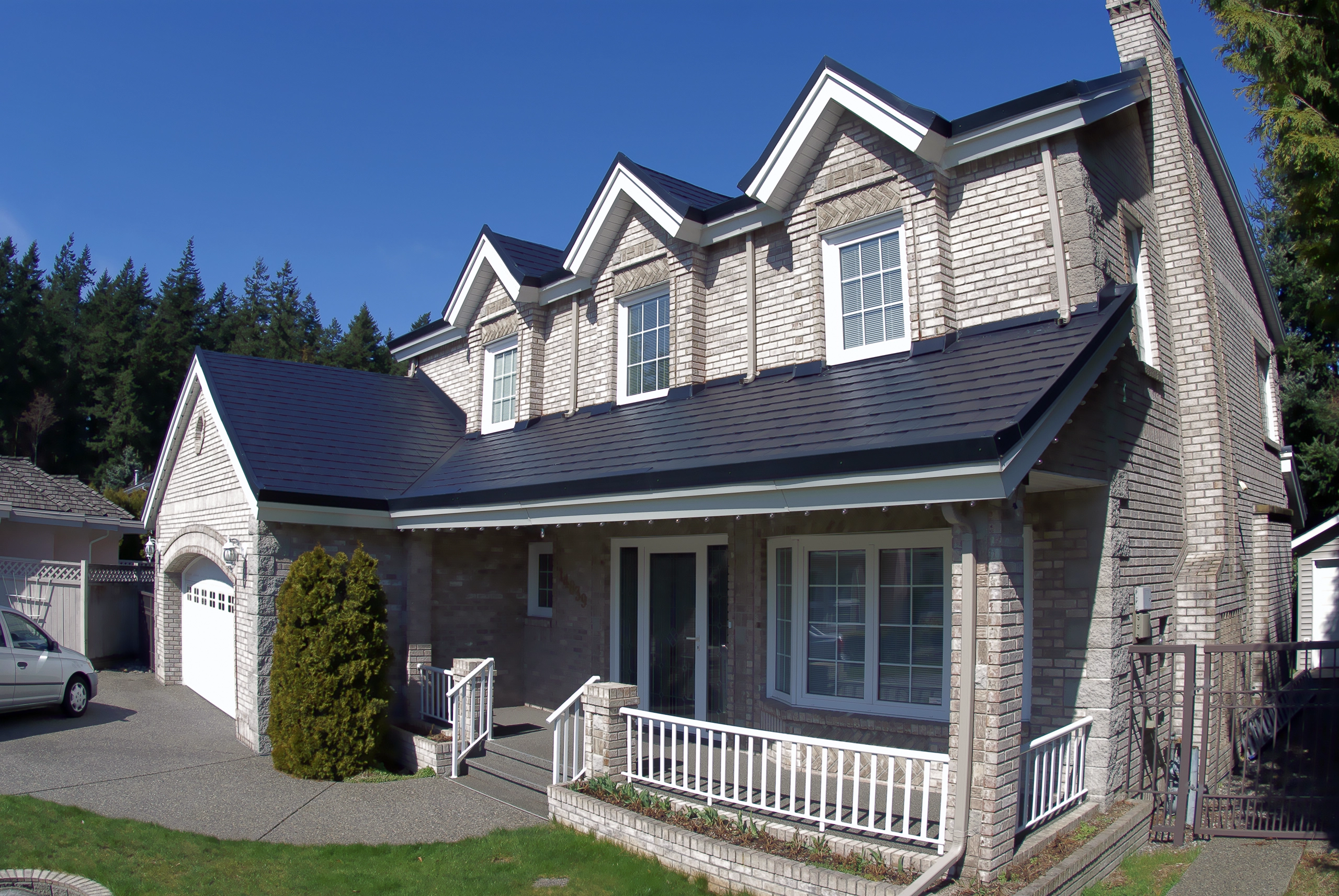 Interlock® Aluminum Slate Metal Roofing in Black – South Surrey, BC