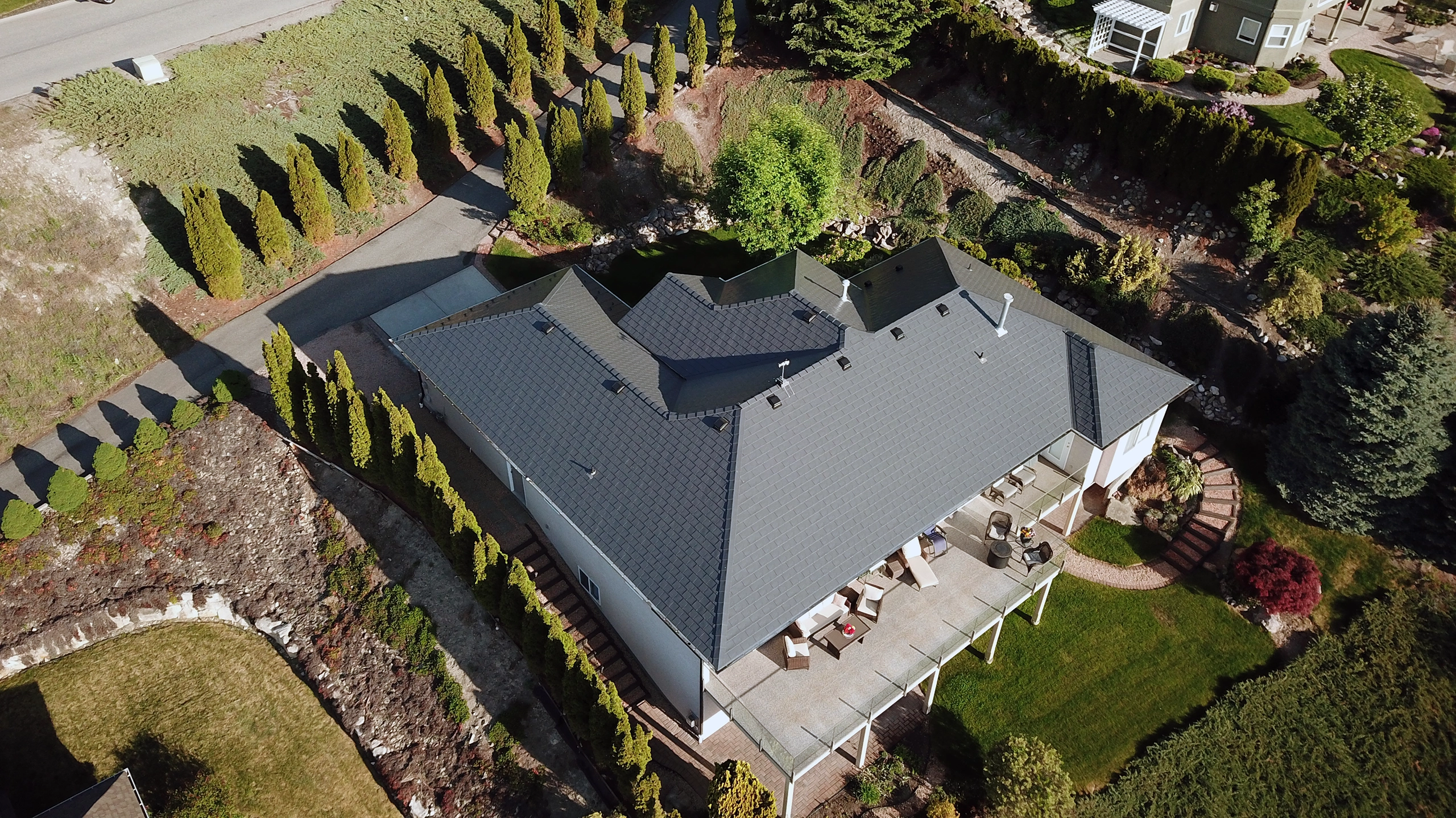Interlock® Aluminum Slate Metal Roofing in Deep Charcoal – West Kelowna, BC