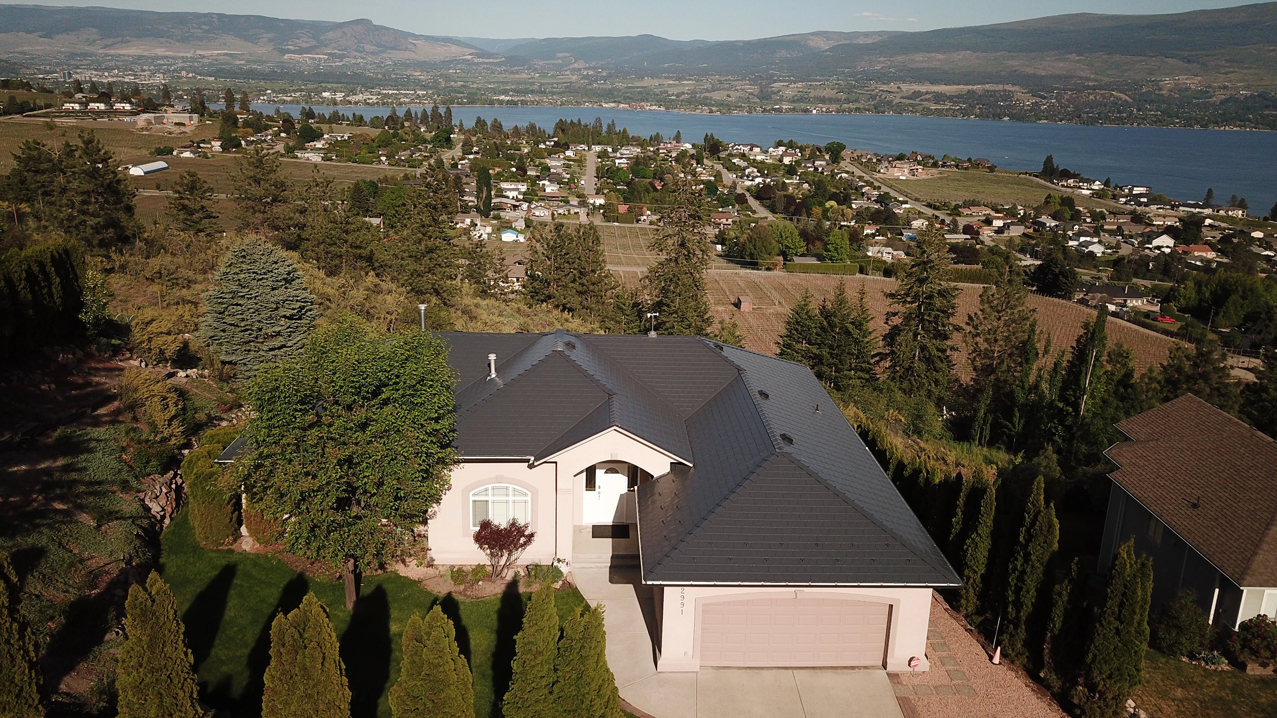 Interlock® Aluminum Slate Metal Roofing in Deep Charcoal – West Kelowna, BC