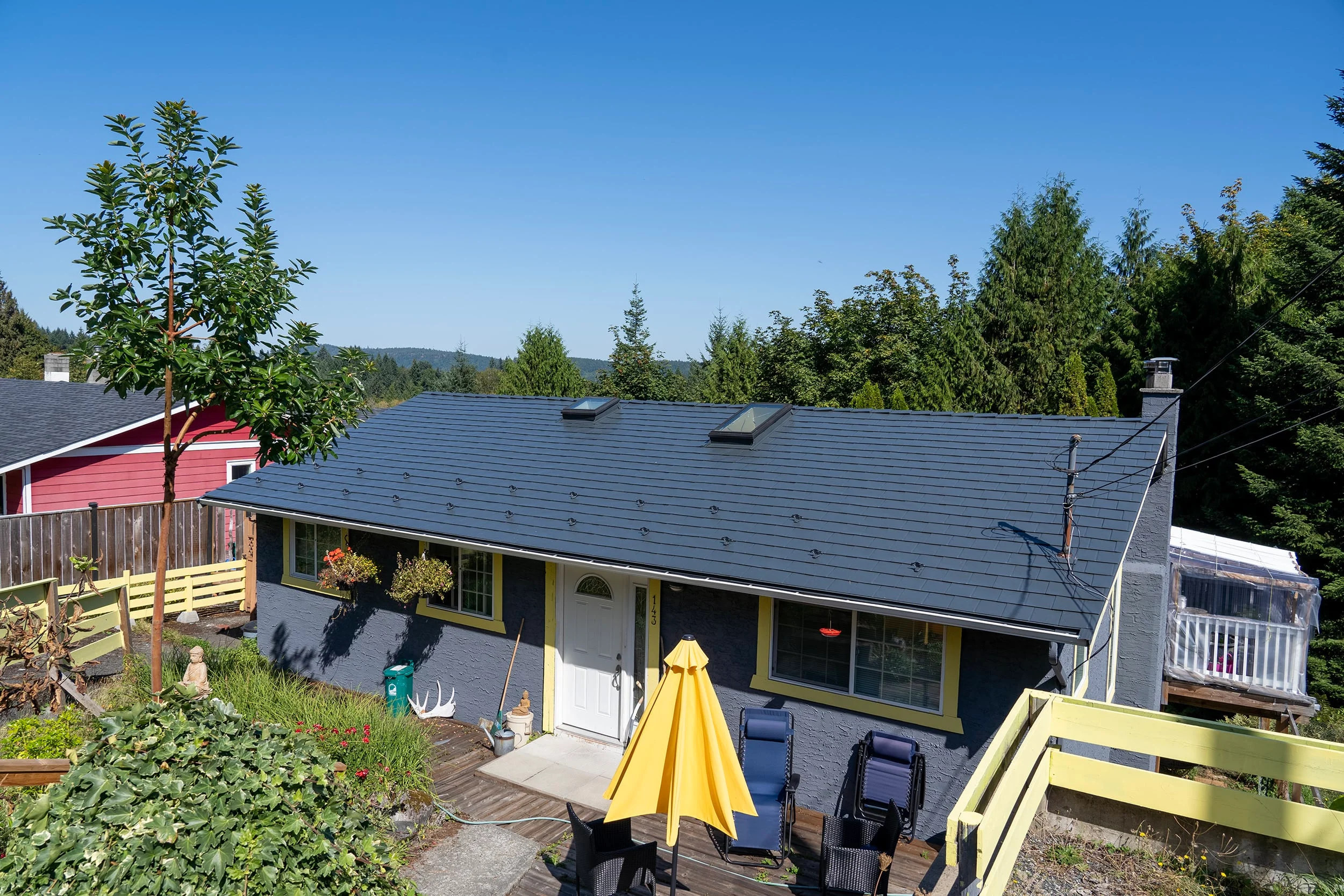 Interlock® Aluminum Slate Metal Roofing in Deep Charcoal – Ladysmith, BC