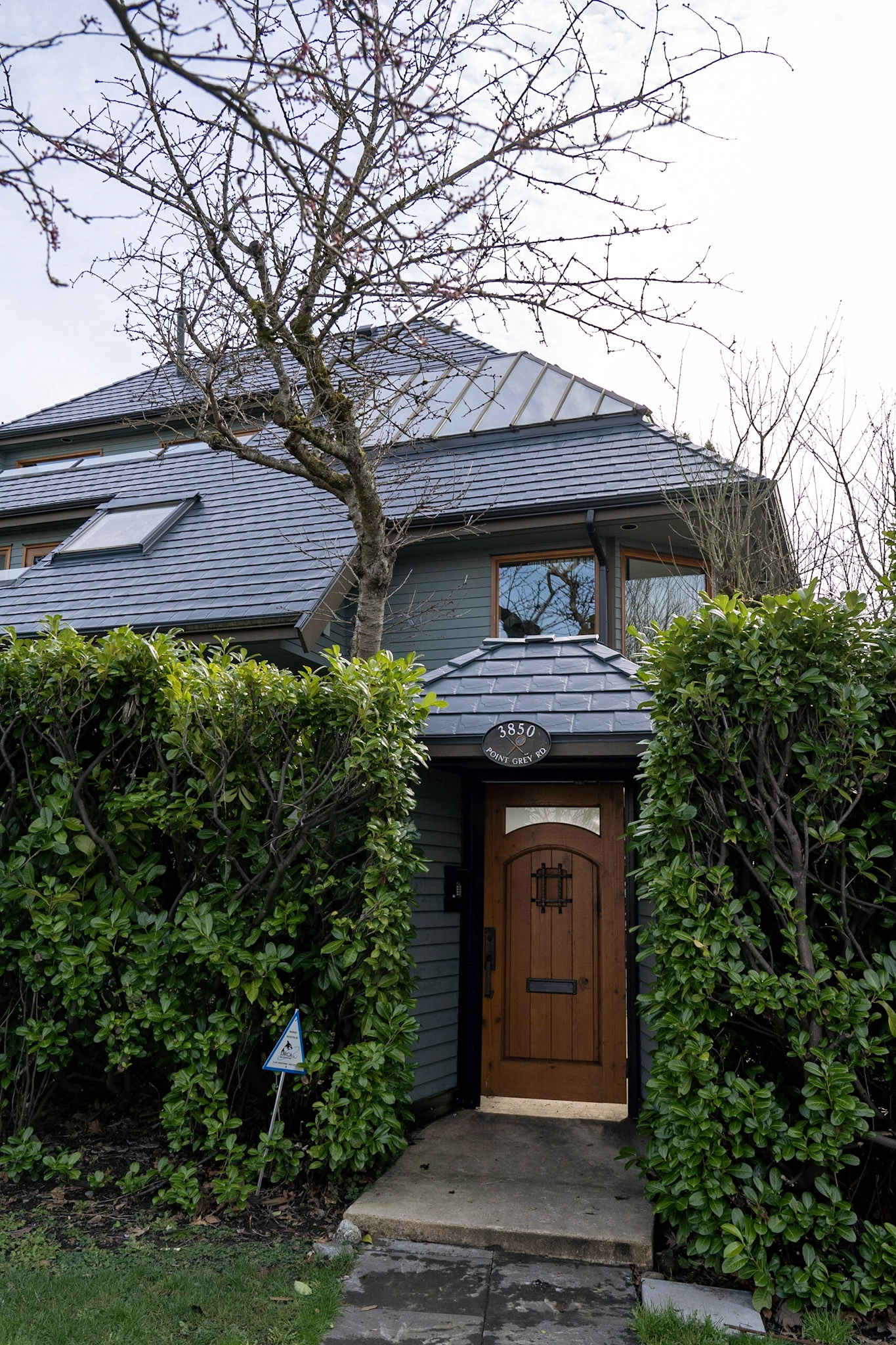 Interlock® Aluminum Slate Metal Roofing in Deep Charcoal – West Point Grey, BC