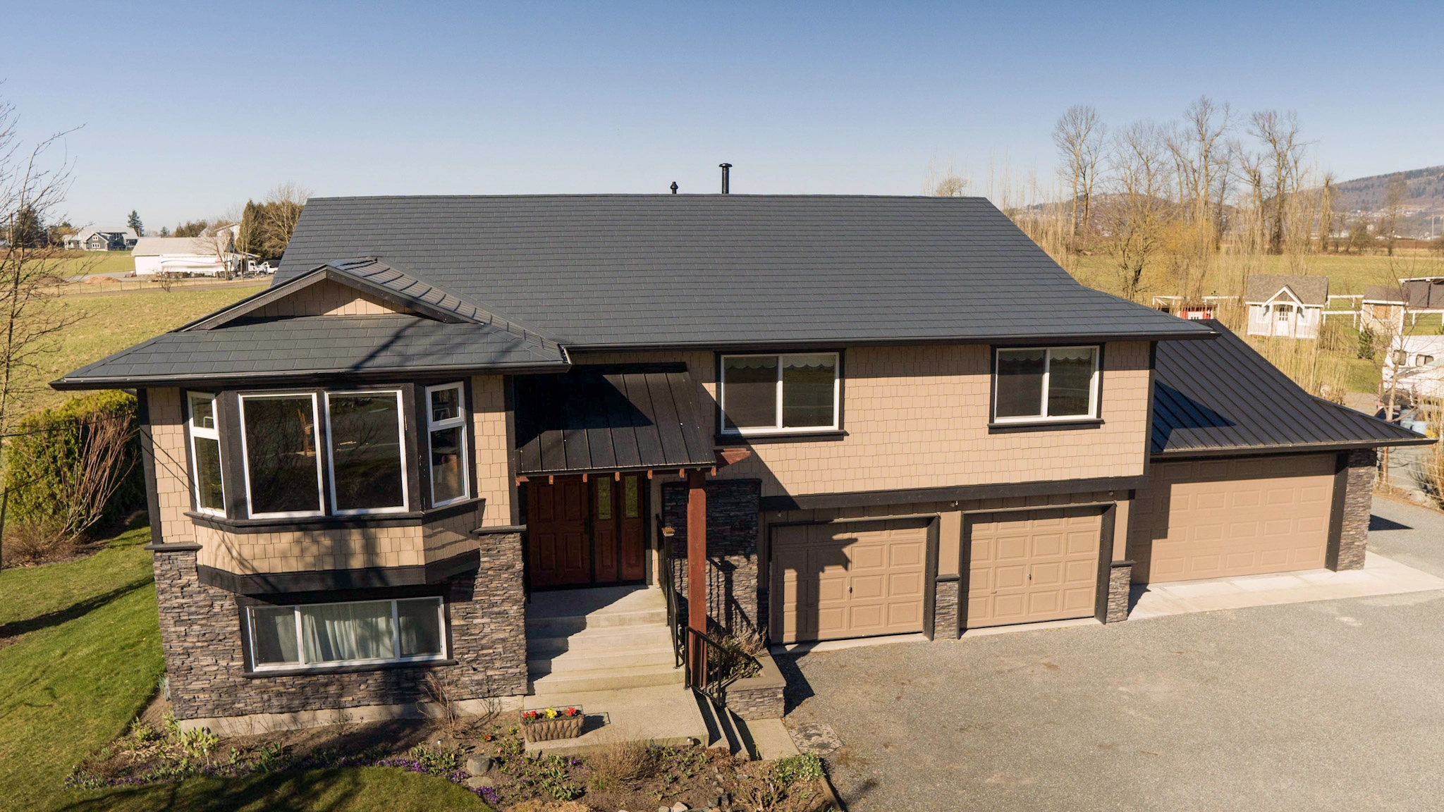 Interlock® Aluminum Slate Metal Roofing in Deep Charcoal – Abbotsford, BC