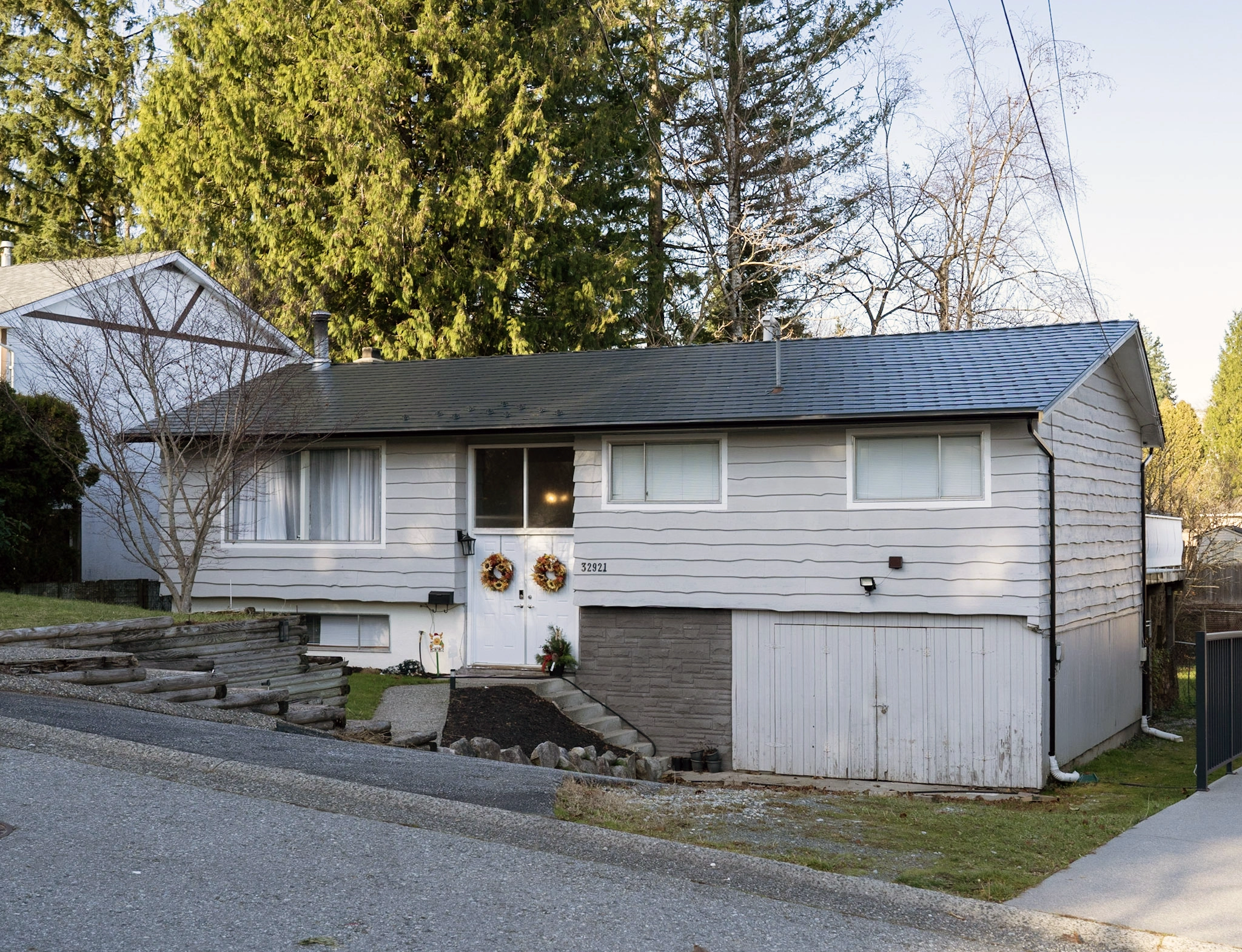 Interlock® Aluminum Slate Metal Roofing in Deep Charcoal – Mission, BC