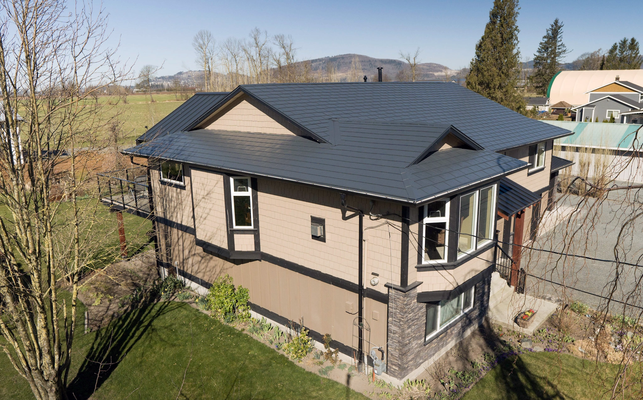 Interlock® Aluminum Slate Metal Roofing in Deep Charcoal – Abbotsford, BC