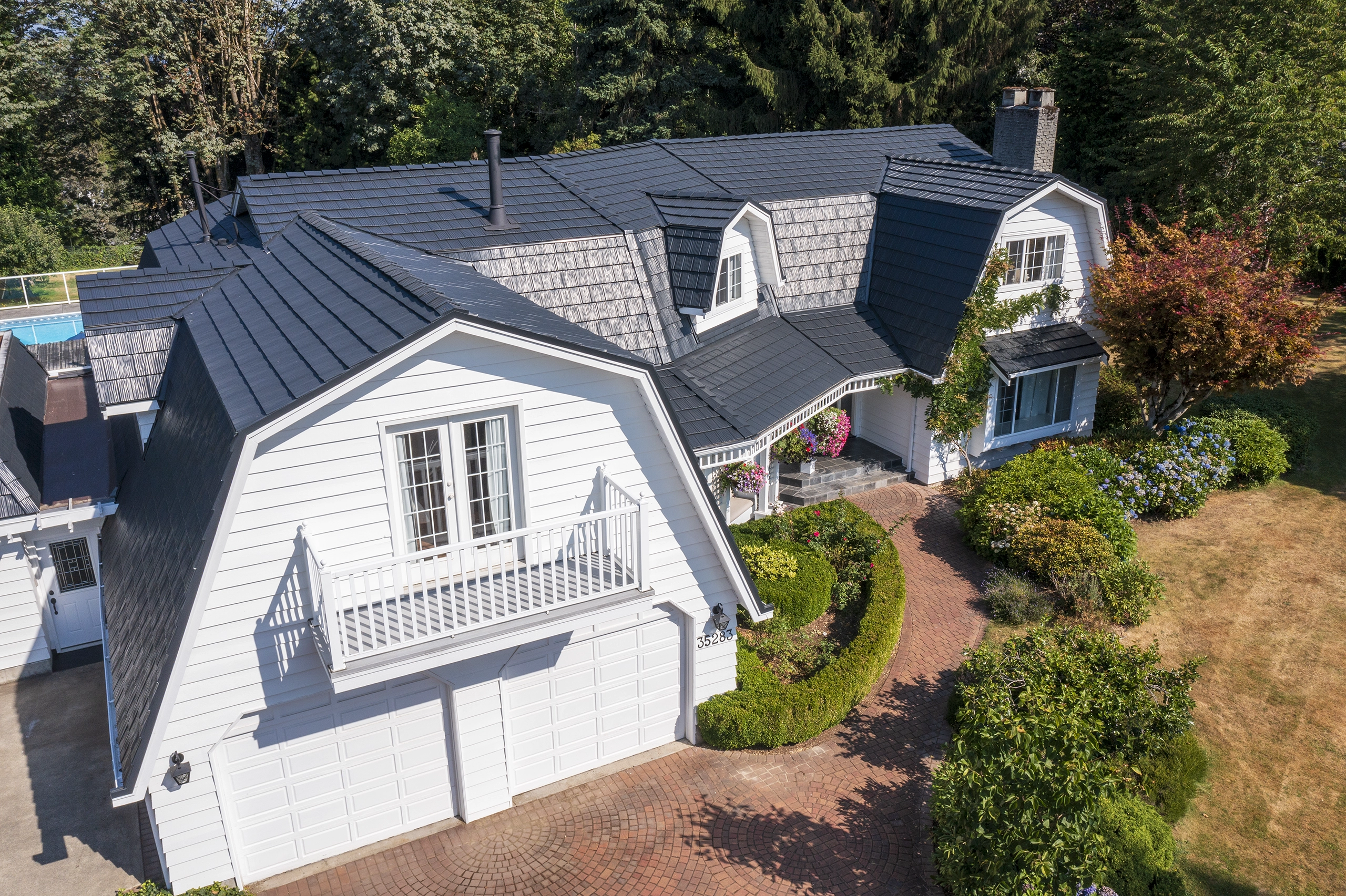 Interlock® Aluminum Shake Metal Roofing in Black – Abbotsford, BC