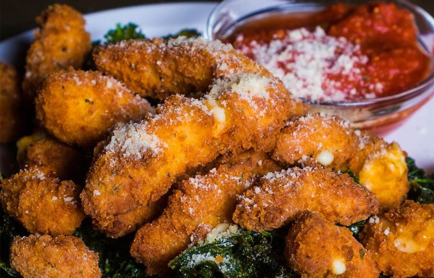 Hot wings served at Deuce Pub & Pit in Columbia, MO.