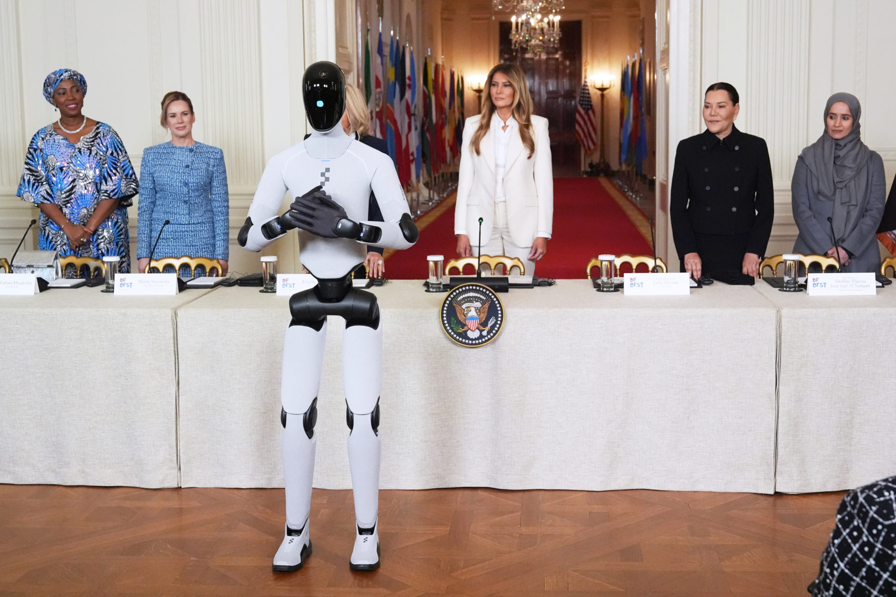 Melania Trump impulsa la educación y tecnología junto a un robot innovador