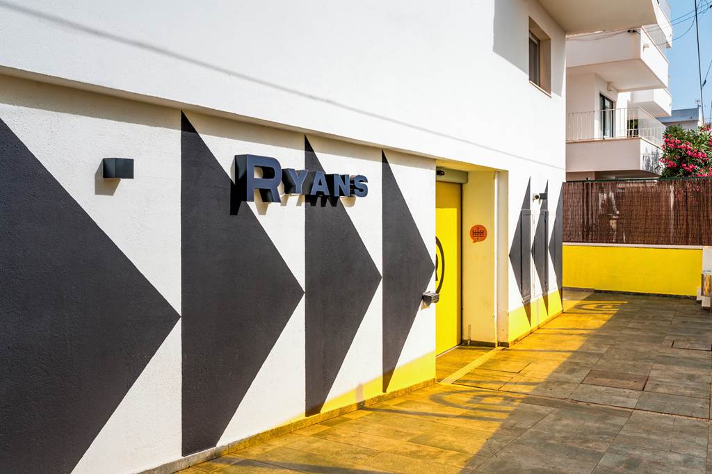 IBZ_71631_Ryans_Ibiza_Apartments_0824_01.jpg