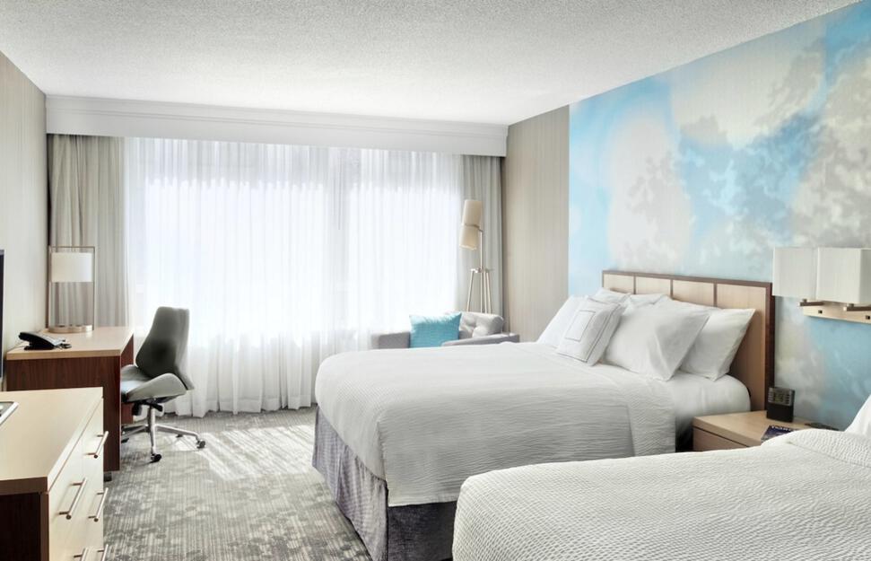 Courtyard-by-Marriott-Toronto-1.jpg