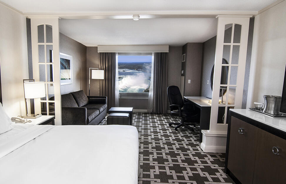 Hilton-Niagara-Falls-Fallsview-Hotel-Suites-6.jpg