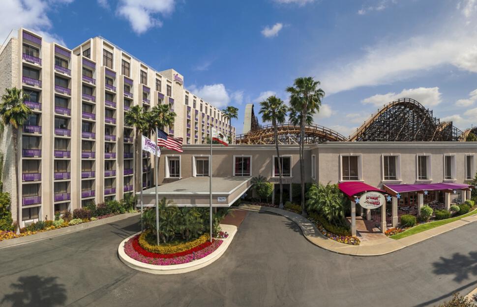 Knotts-Berry-Farm-Hotel-1.jpg