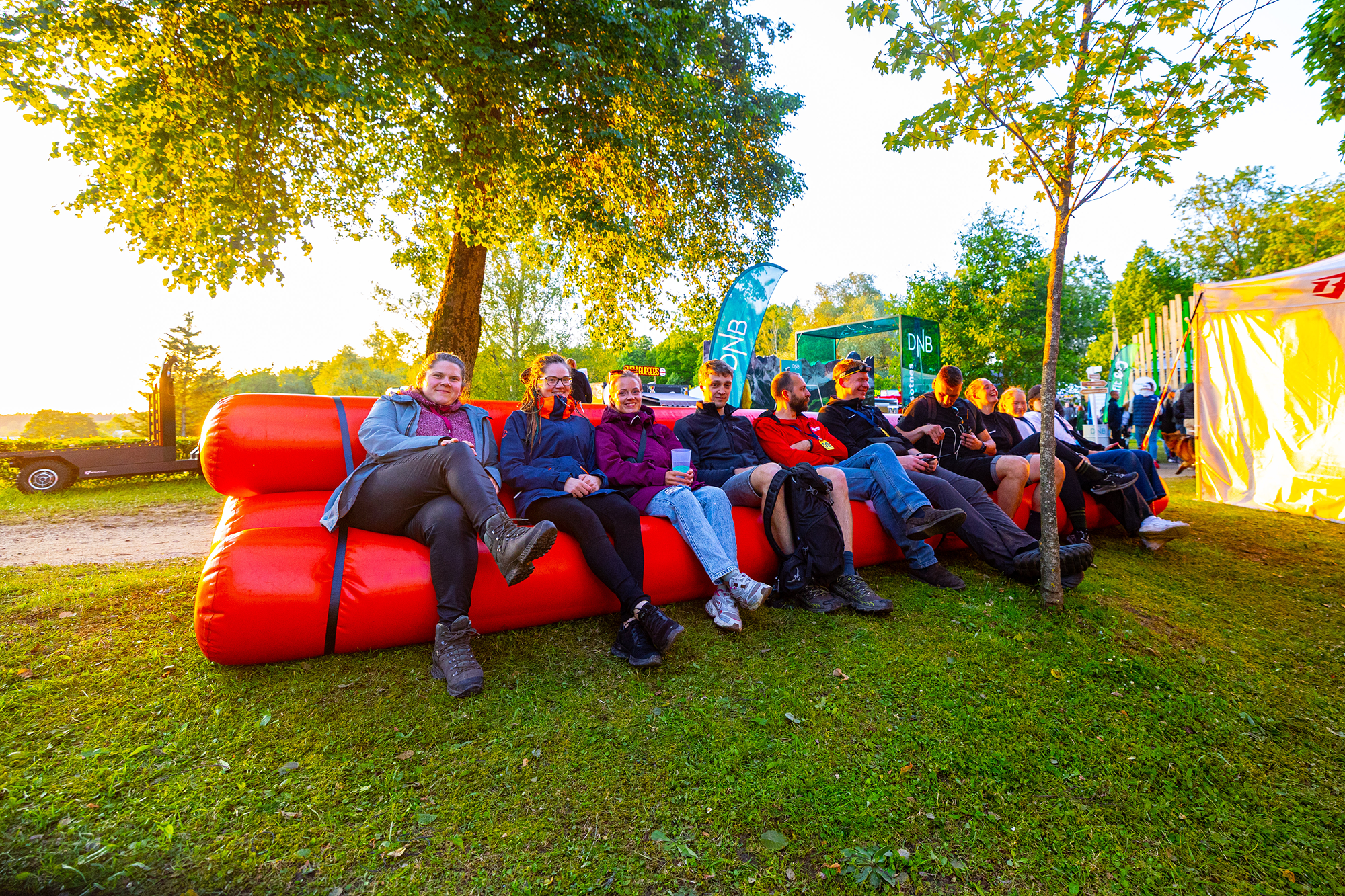Hike with inflatable sofas 3