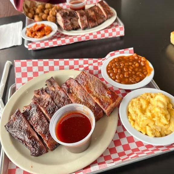 Counter-serve joint dishing up brisket sandwiches, ribs, and pulled pork nachos, plus a kids' menu.