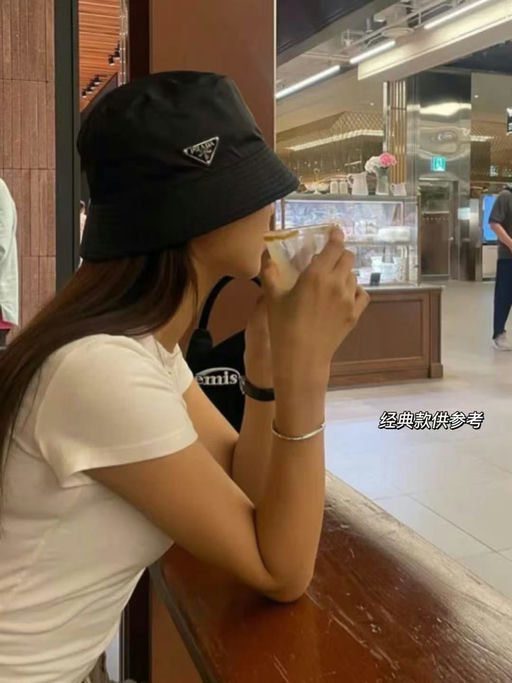 【6折】【经典三角标】Prada新款做旧渔夫帽