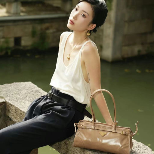 【惊现6折！】【复古老钱风】Prada油蜡皮 Soft Lux棕色