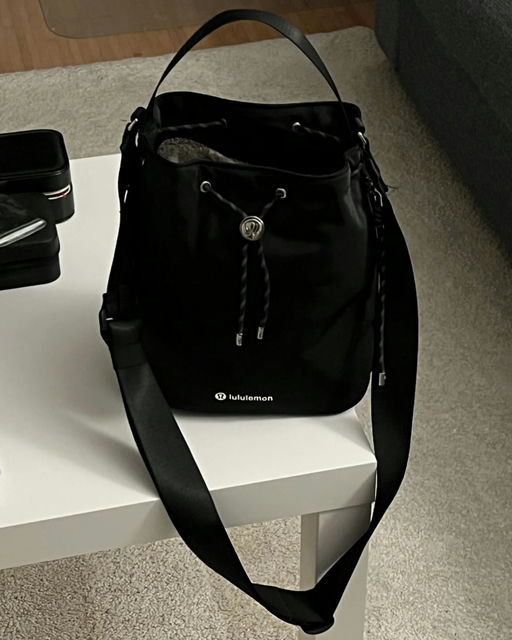 【Lulu 新款包袋】【抽绳包下折】