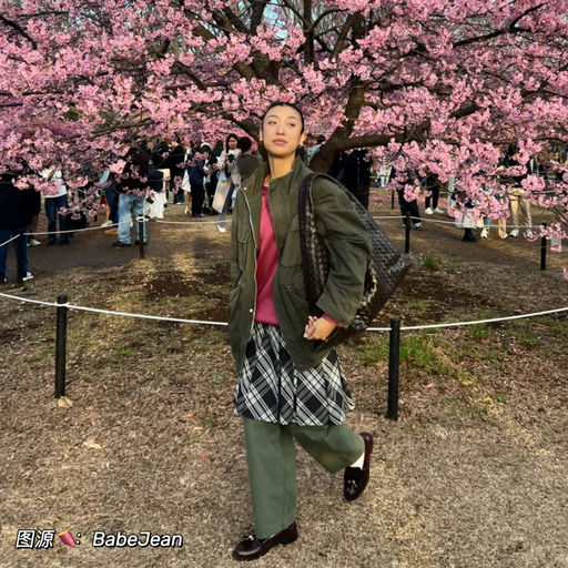 【首回见66折】时髦女人背大包