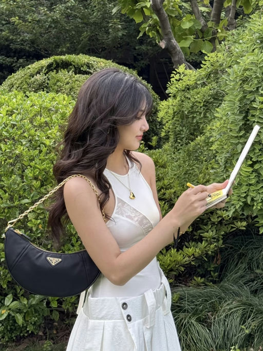 【快！72折】Prada 最火腋下包