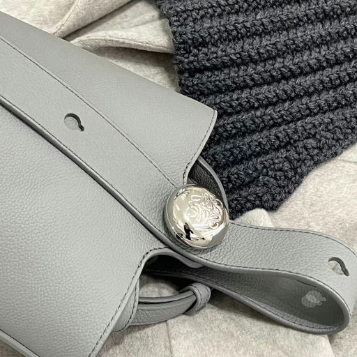 Loewe pebble终于有货啦，mini 8折