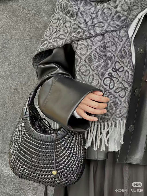 【新款首次63折】【仅限今日！】Loewe新款，黑灰老花棋盘格围巾