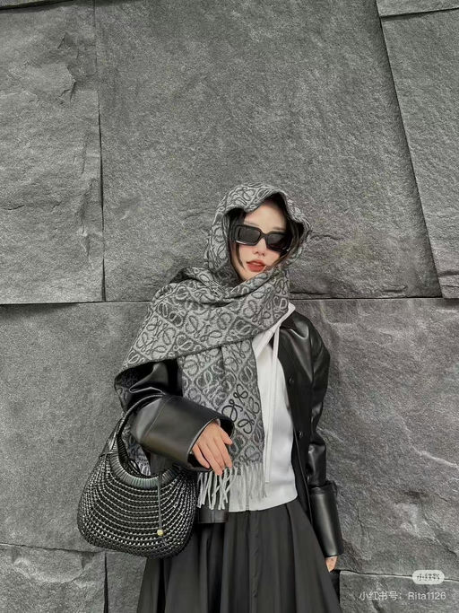 【新款首次63折】【仅限今日！】Loewe新款，黑灰老花棋盘格围巾