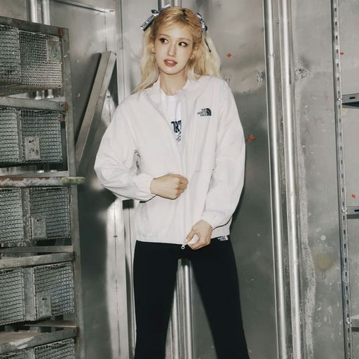 【Somi 类似款】TNF 防风衣，53折