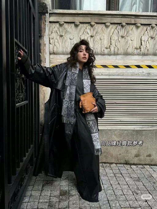 【新款首次63折】【仅限今日！】Loewe新款，黑灰老花棋盘格围巾