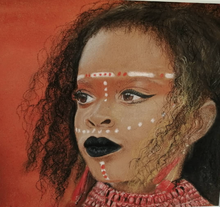 Fillette sur fond rouge