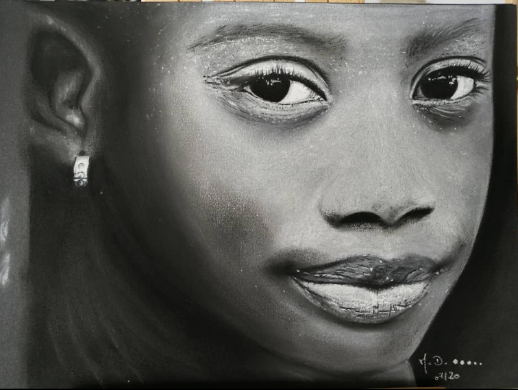 Fillette en noir et blanc