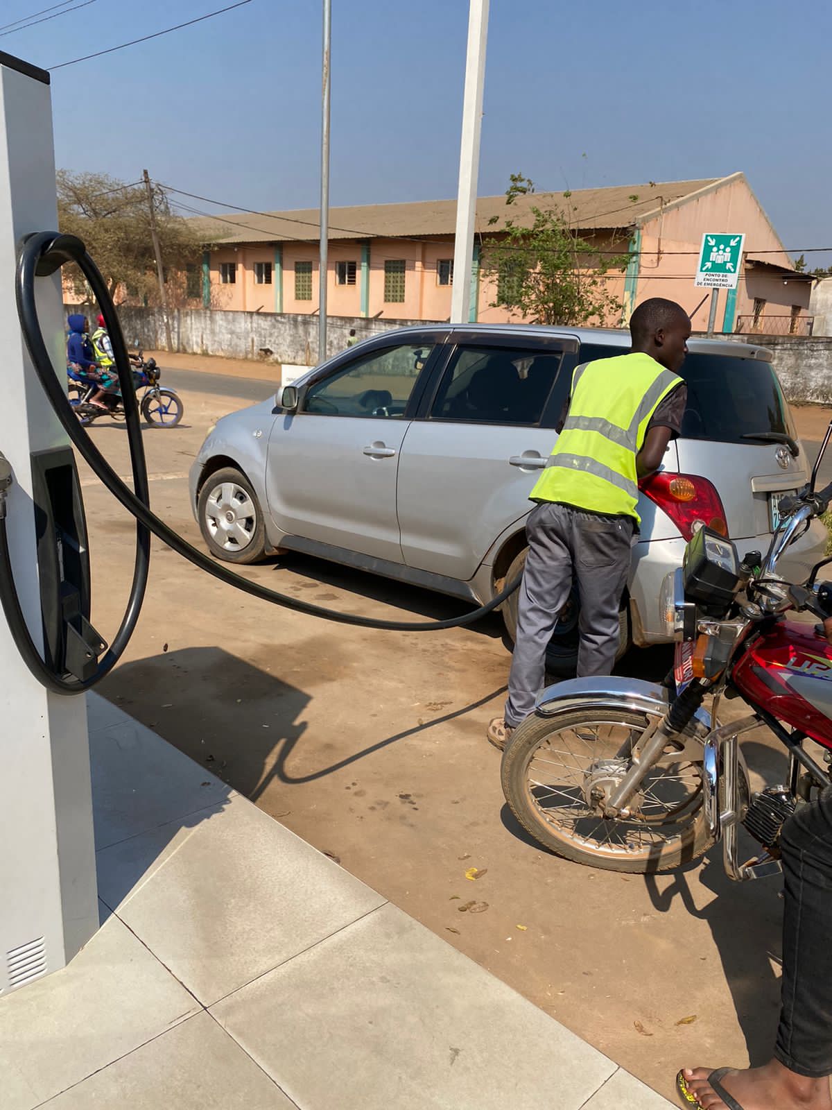 Pe&ccedil;o ajuda, eu sou pobre, preciso de para pelo menos abrir um gr&aacute;fico para ajudar a minha m&atilde;e e meu irm&atilde;o, minha m&atilde;e &eacute; dificiente e meu pai perdeu a vida, eu tenho habilidades mas n&atilde;o tenho condi&ccedil;&otilde;es