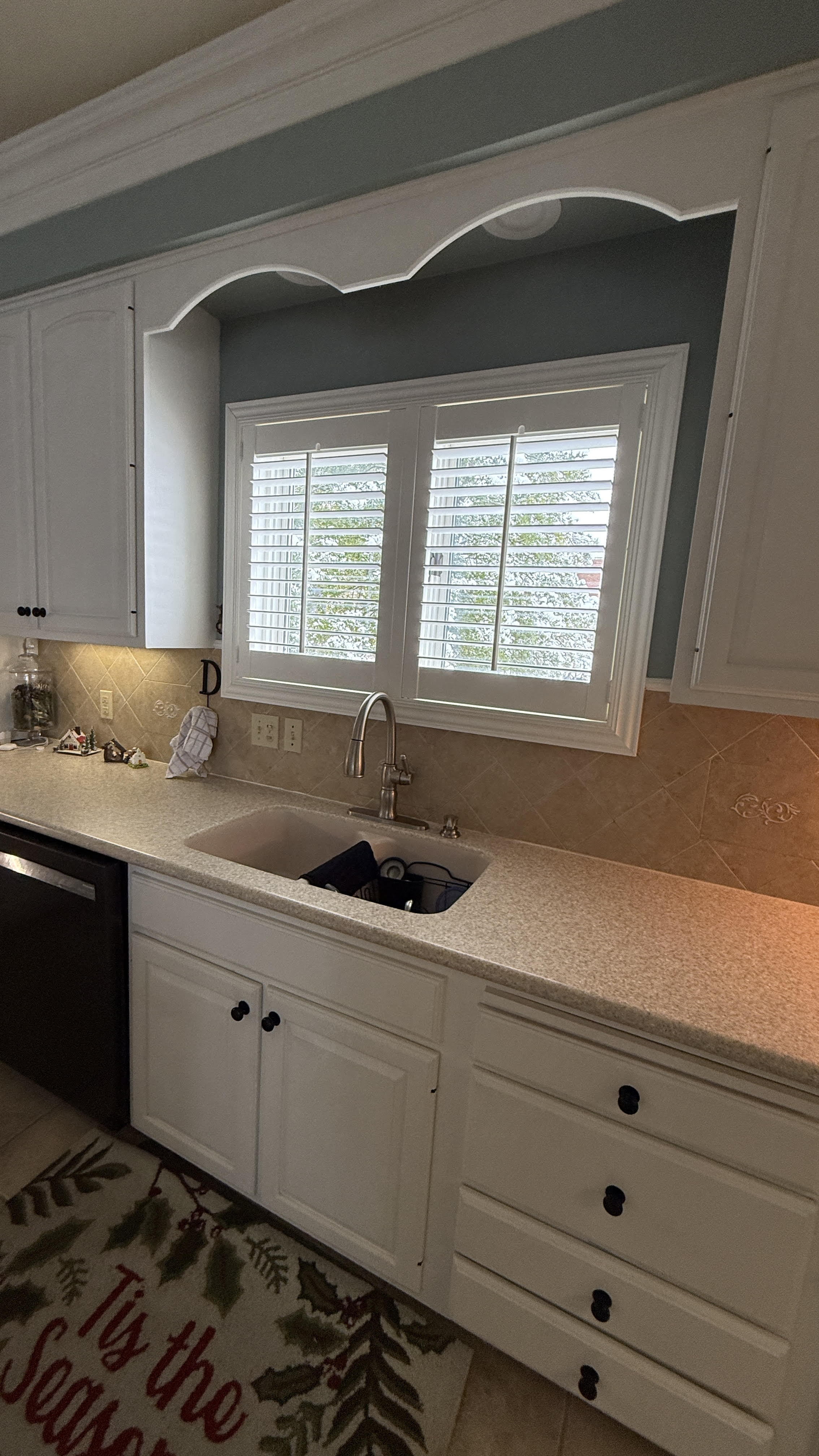 White interior shutters in an Owensboro, KY kitchen installed by Simmonds Blinds and Drapes. Call (270) 477-3071 to schedule your estimate.