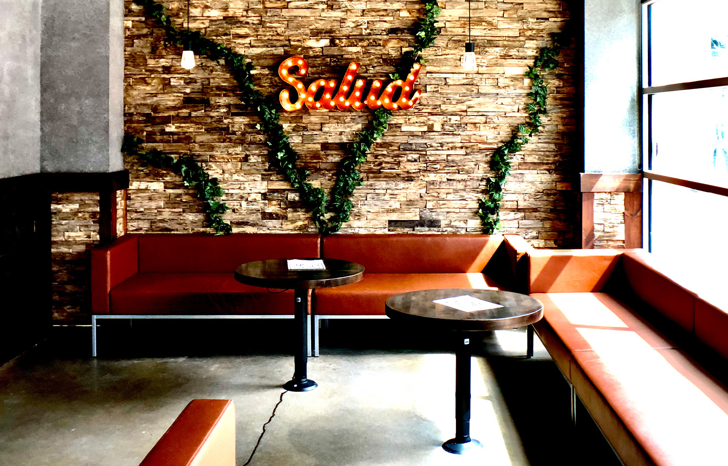 Hot wings served at Deuce Pub & Pit in Columbia, MO.