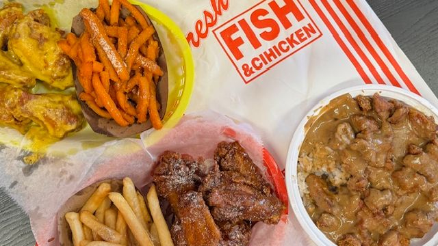 Hot wings served at Deuce Pub & Pit in Columbia, MO.
