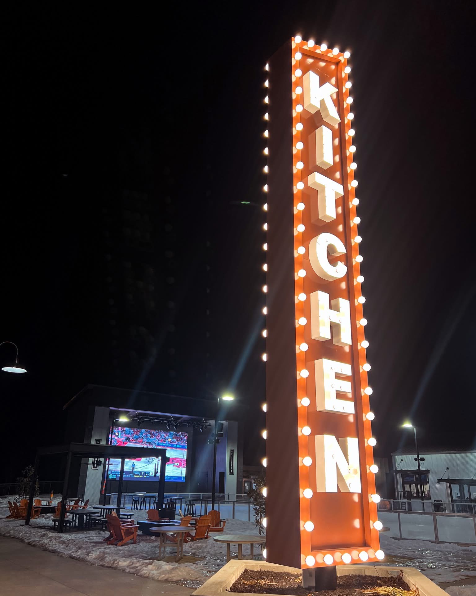 Order fresh & delicious pizza at Deuce Pub & Pit in Columbia, MO.