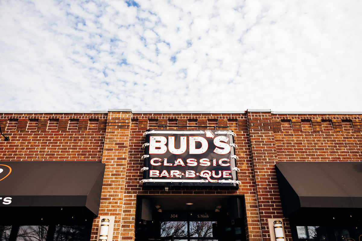 Outdoor View of Bud's Classic BBQ in Columbia, MO.