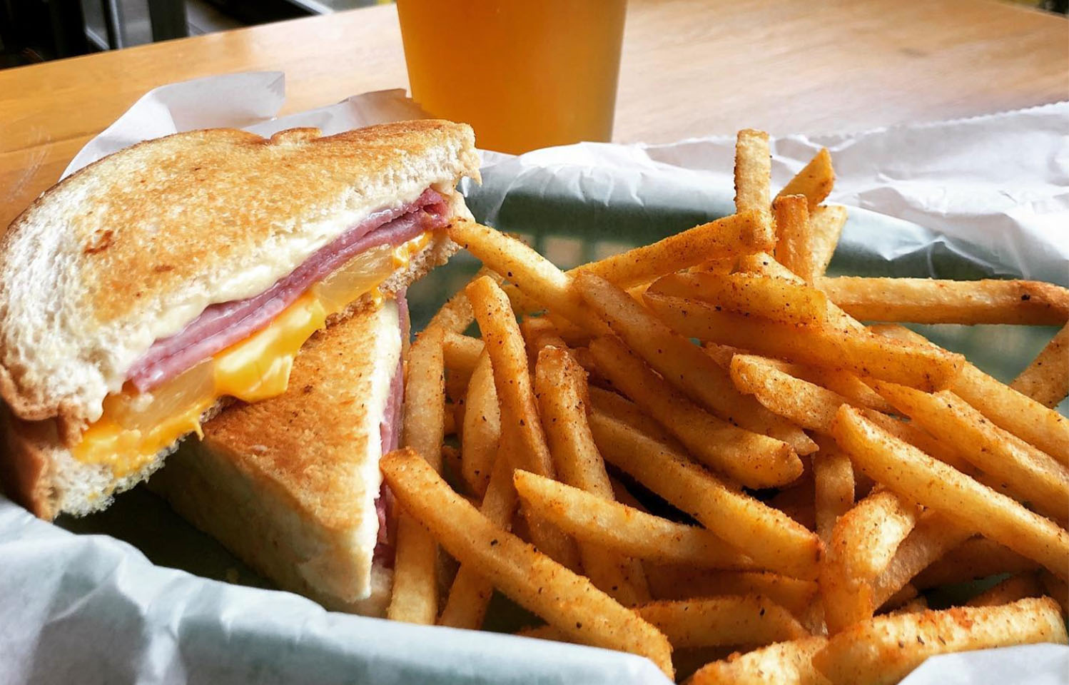 Enjoy award-winning wings and mixed drinks at Willie's in Columbia, MO.