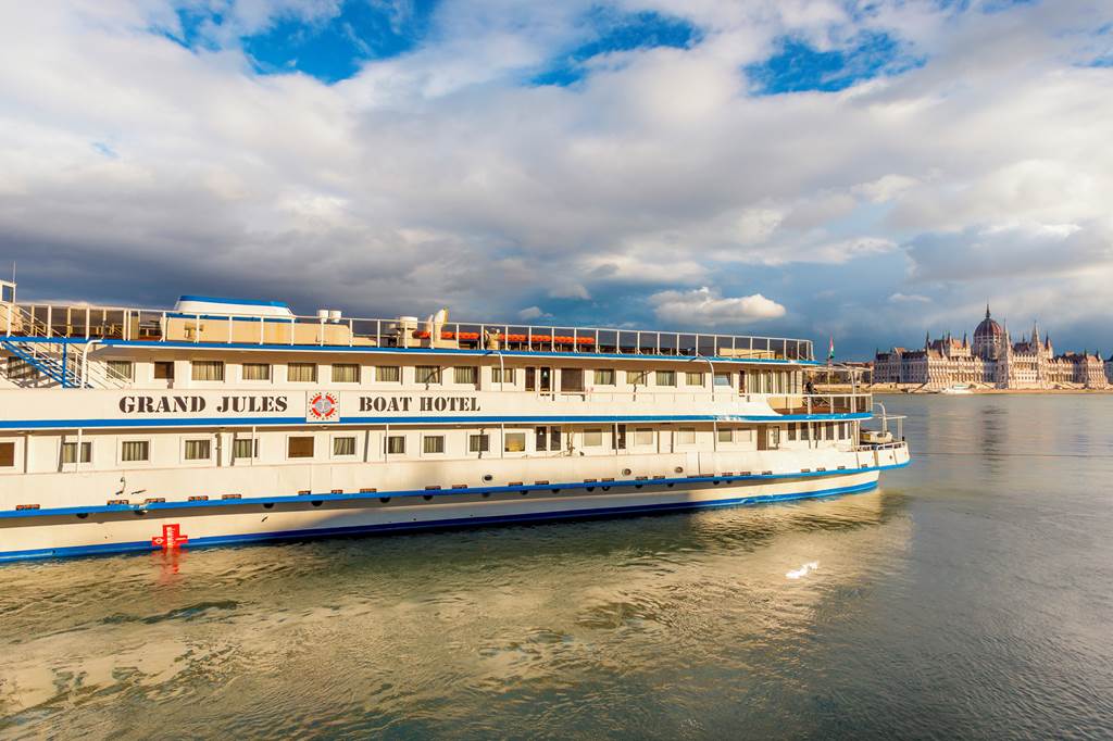 BUD_87995_Grand_Jules_Boat_Hotel_0824_01.jpg