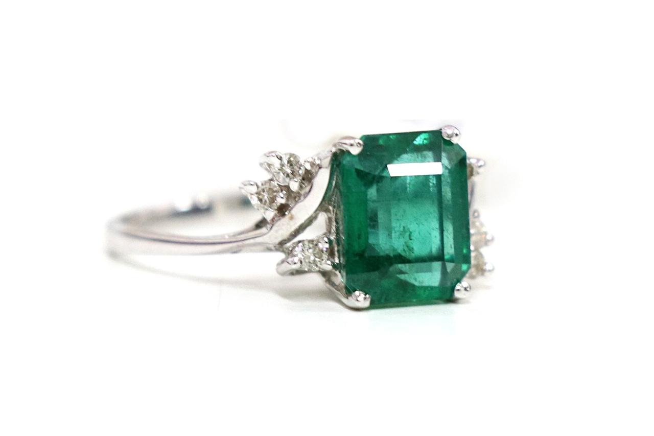 EMERALD SOLITAIRE IN DAINTY DIAMOND & WHITE GOLD RING