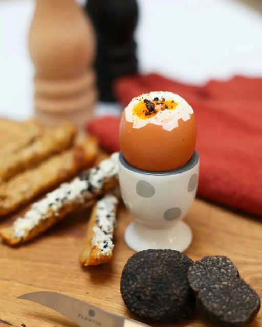 Uovo alla coque con tartufo nero