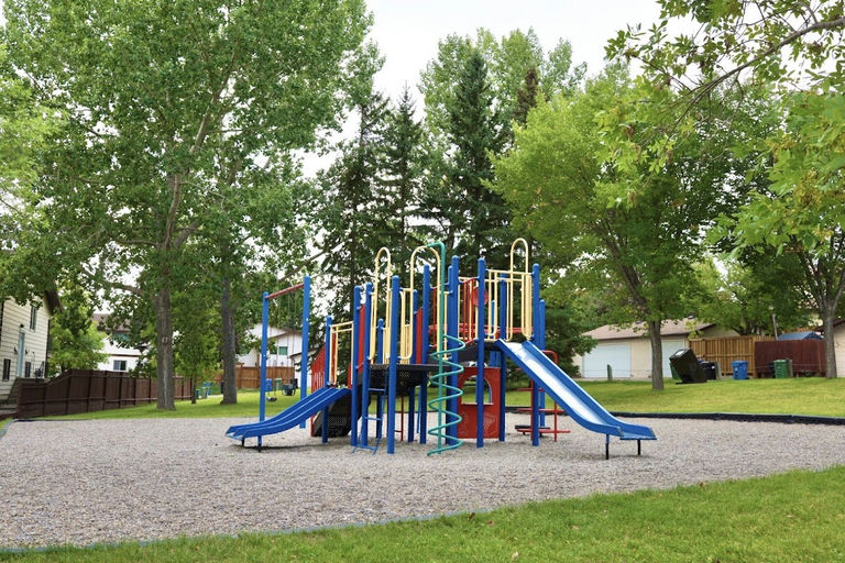 Edgeford Pl NW & Edgeford Wy NW