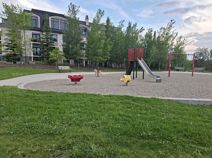 Quarry Pt SE & Quarry Wy SE